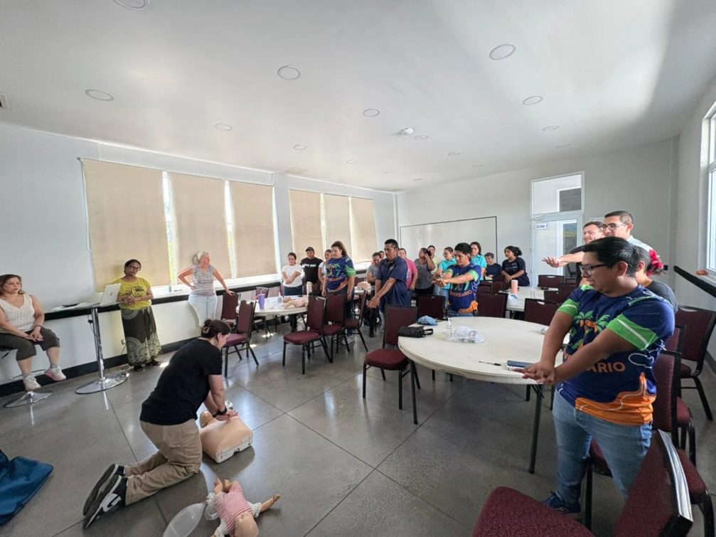Estudiantes y voluntarios en Maná de Vida